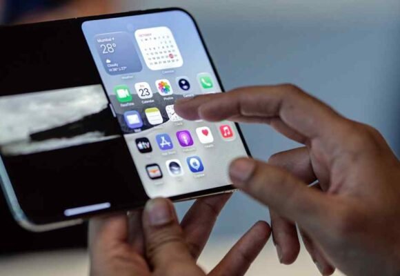 Apple hit by ‘Crackgate’ outcry over iPhone Duo screen problems